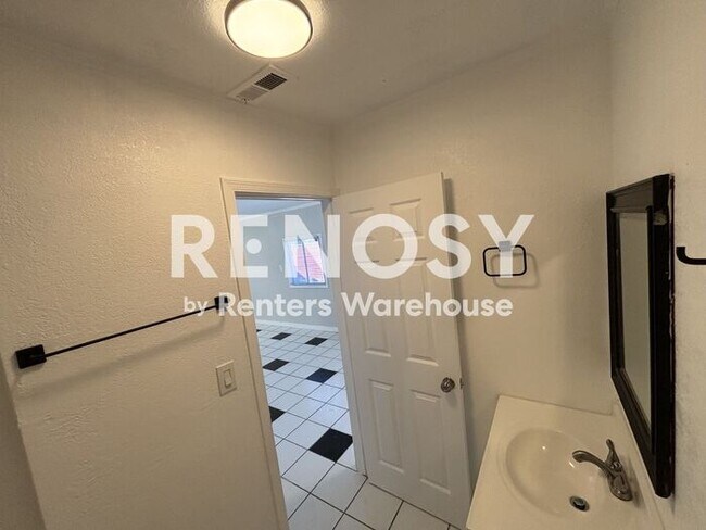Building Photo - Modern, Solar Energy, 2-Bedroom detached Casita!