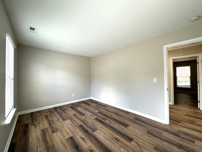 Building Photo - Completely renovated home located in Five ...