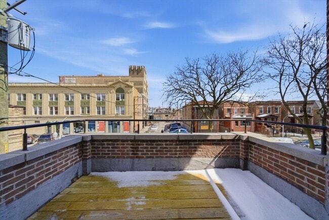 Building Photo - 4742 N Sawyer Ave