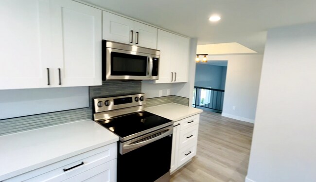 Building Photo - Sun-Drenched Tri-Level Townhome Just Minutes from UCSD & Westfield UTC!