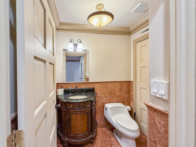 Building Photo - 602 S Front St