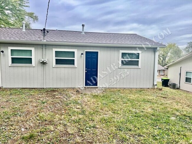 Building Photo - Like New 2 Bed 1 Bath Duplex in Grandview-...