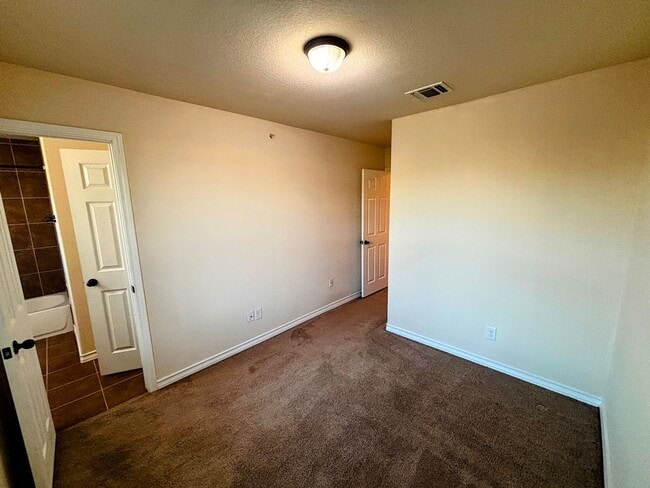 Building Photo - Great Townhome, Move-in Ready! Great Locat...