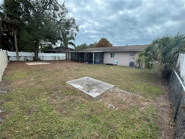 Building Photo - 2101 Utica Dr