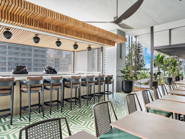 Building Photo - 601 NE 1st Ave