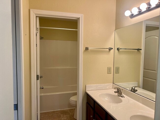 Building Photo - One- level 3bedroom /2bath  living with 2 ...