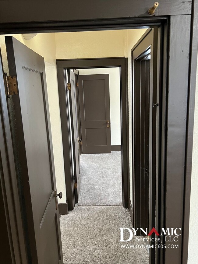 Building Photo - Upper Level 2 Bedroom, 1 Bathroom Duplex - Tenant Pays ALL Utilities