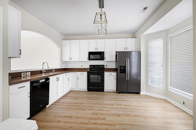 Building Photo - 812 Walnut Woods Dr