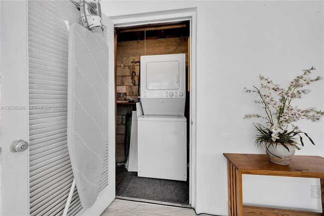 Building Photo - 5971 SW 48th St