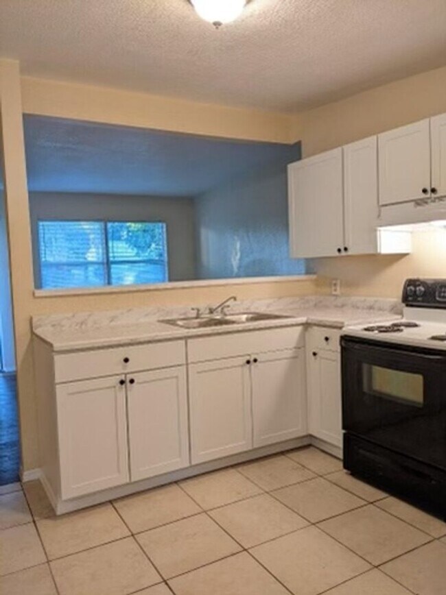 Building Photo - 2/1/ home in St. Pete