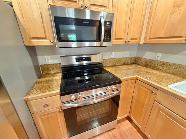 Building Photo - EZ living, Private Townhome setting Central Vancouver