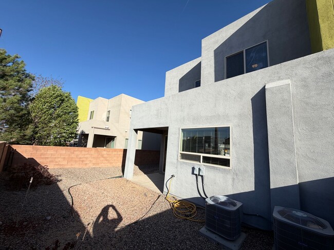 Building Photo - 3 Bedroom Townhome Near Juan Tabo Blvd SE & Four Hills!