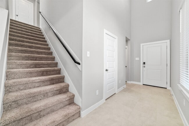 Building Photo - 7246 Clearwater Cv Dr