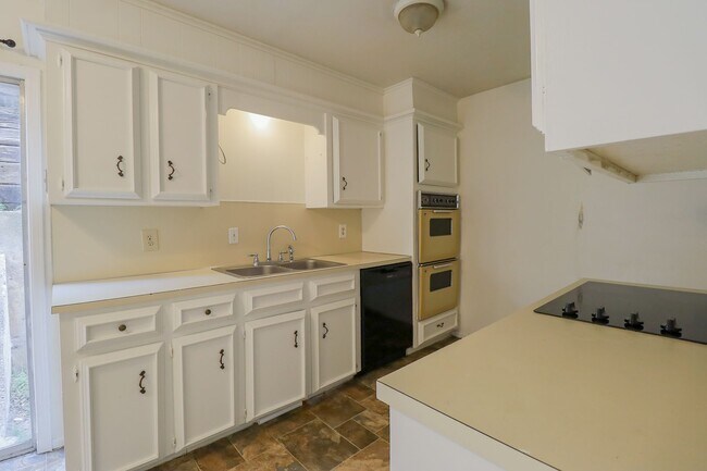 Building Photo - 3914 E 60th Pl