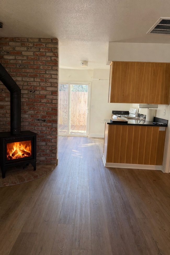 Building Photo - Pine Grove Home