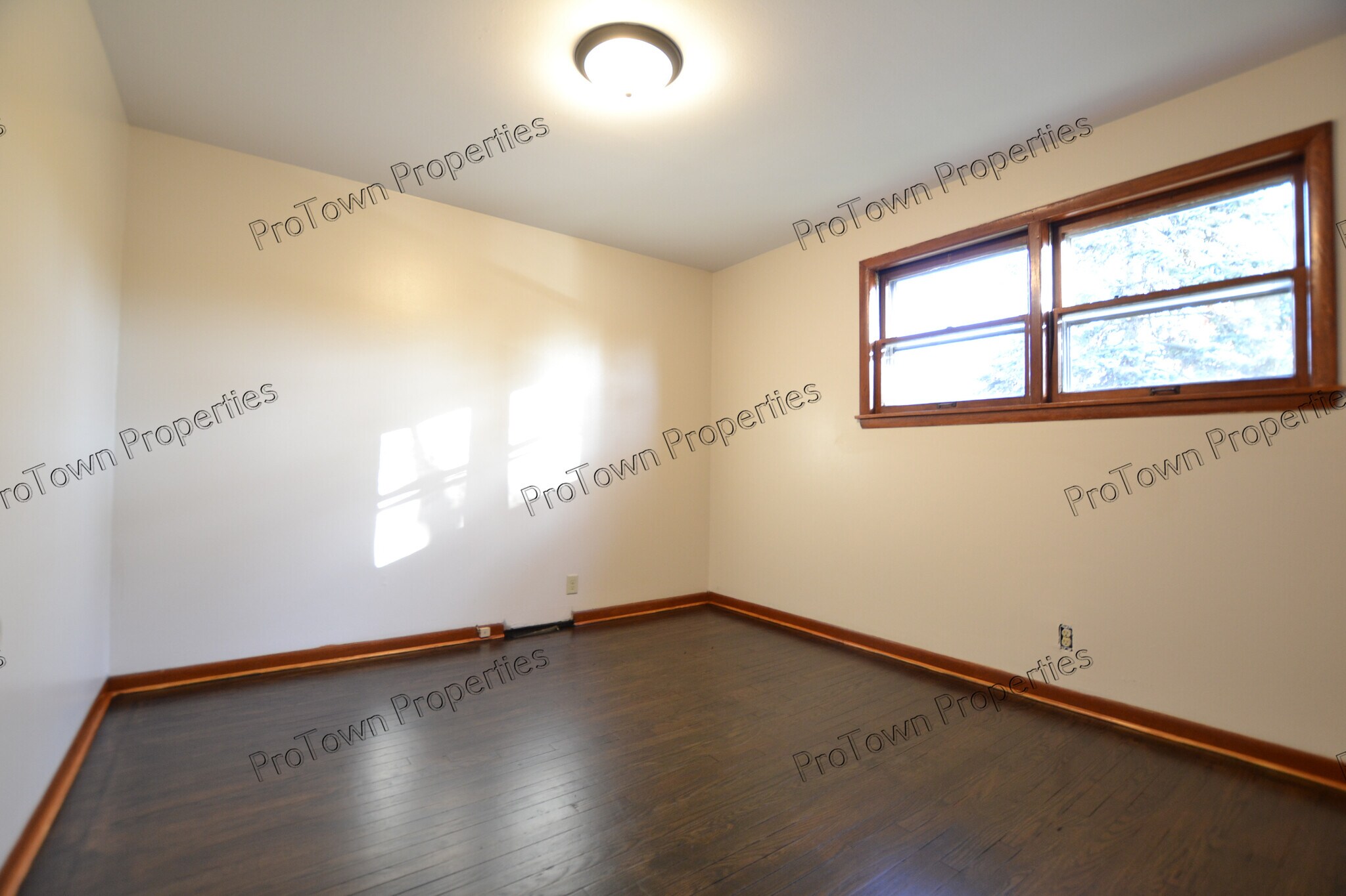 Building Photo - 2205 Tamarack Dr