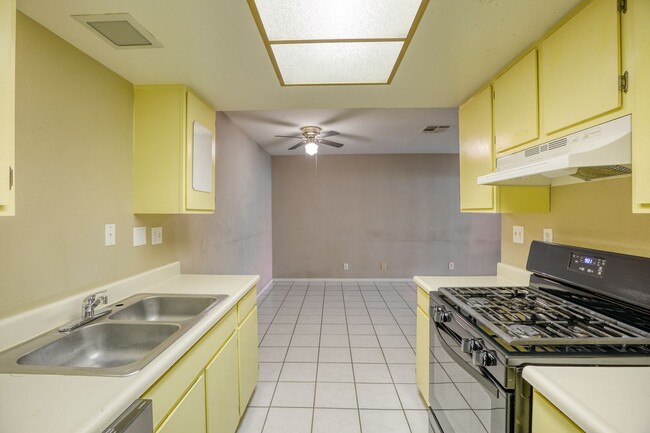 Building Photo - 1 Bed / 1 Bath Comfortable Townhome in Las...