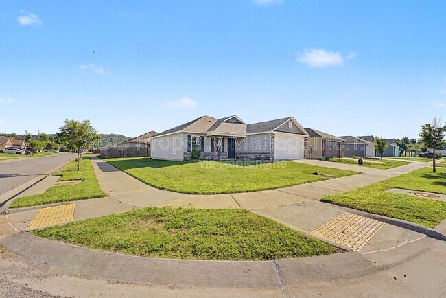 Building Photo - 946 E Sparrow Cir