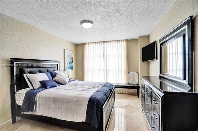 Building Photo - 16711 Collins Ave