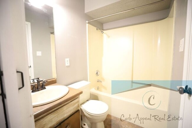 Building Photo - Beautiful 2 bedroom / 2 bath home with a fenced in yard!!