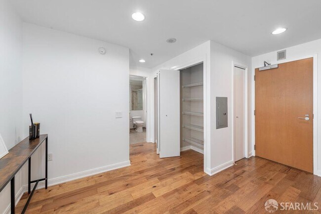 Building Photo - 425 1st St