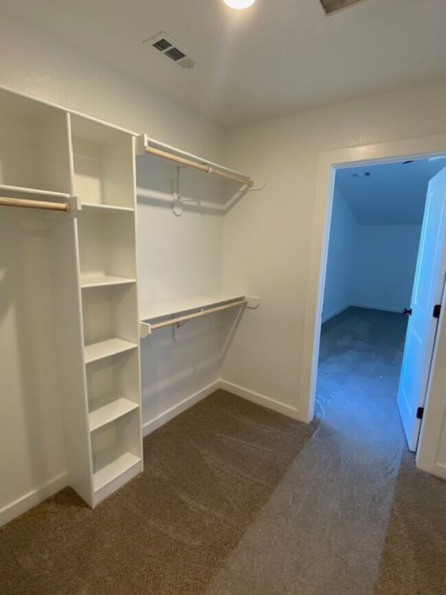 Building Photo - Sleek & Charming Newly Constructed Townhouse in Downtown Fayetteville!