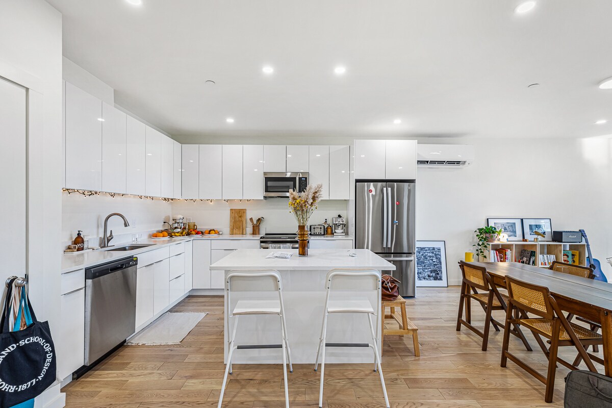 Building Photo - 123 Friendship St