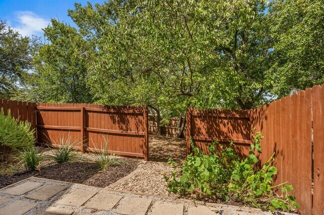 Building Photo - 512 Eberhart Ln