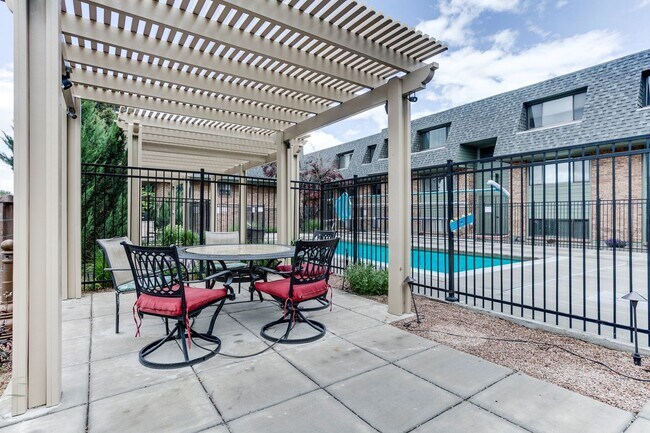 Building Photo - Updated Unit next to CMU with Pool!