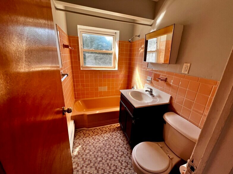 Building Photo - 671 River St