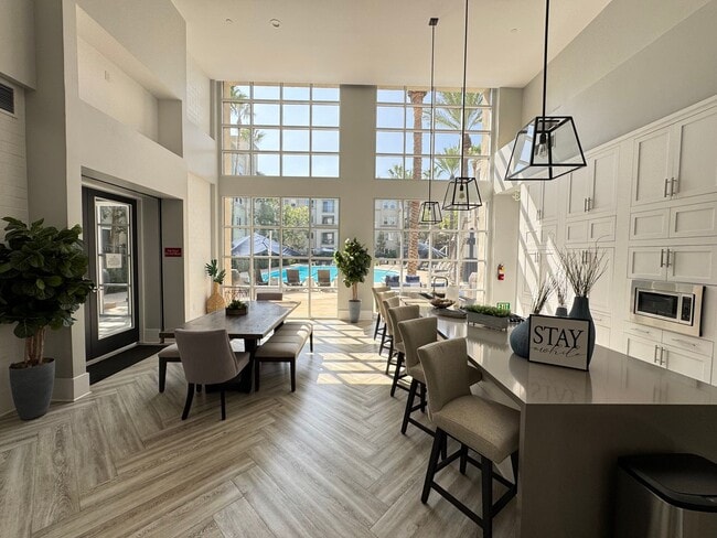 Building Photo - Stunning 1Bd/1Ba Condo in The Heart of Irv...