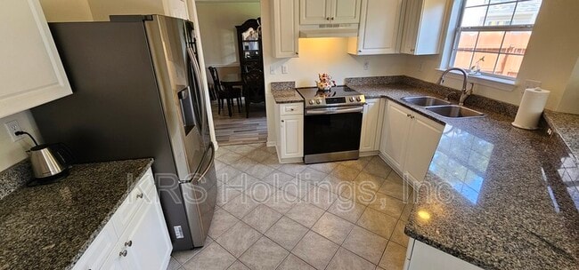 Building Photo - 3136 Sacramento Dr