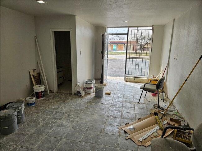 Building Photo - 2116 Lockwood Dr