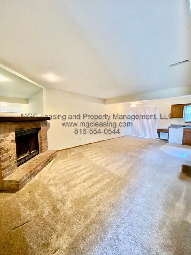 Building Photo - Spacious Lee's Summit Townhome- Sign a 15-...