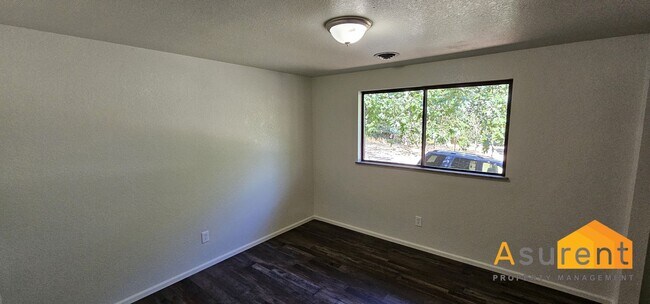Building Photo - Fully Remodeled Duplex Available Soon!
