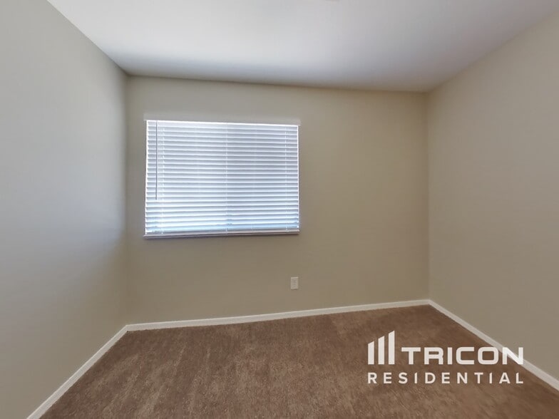 Building Photo - 43846 W Magnolia Rd