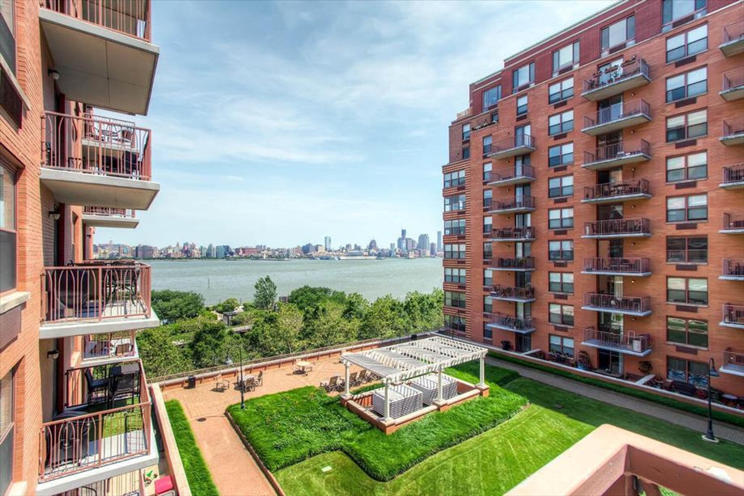 Building Photo - 330 River St