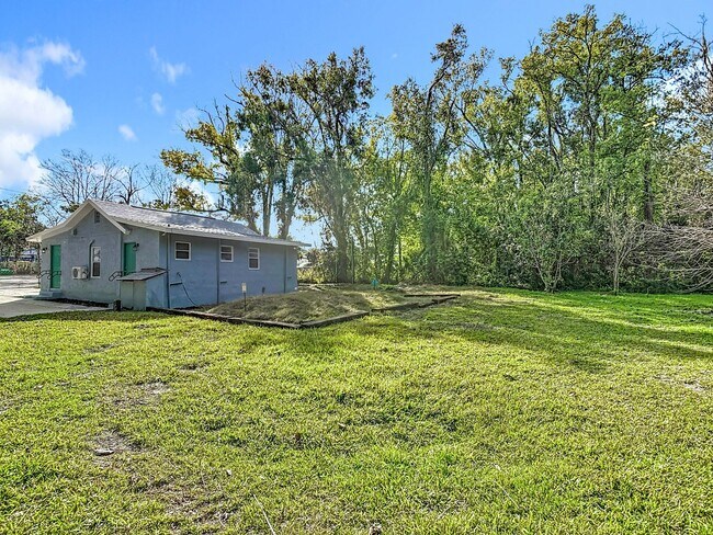 Building Photo - 2 bed/1.5 bath Single-Family Home on Large Lot in Sanford!