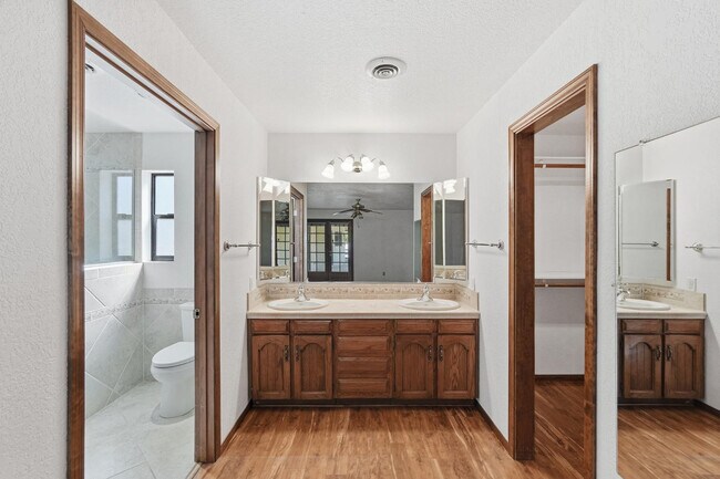 Building Photo - 1003 E Calle Monte Vista