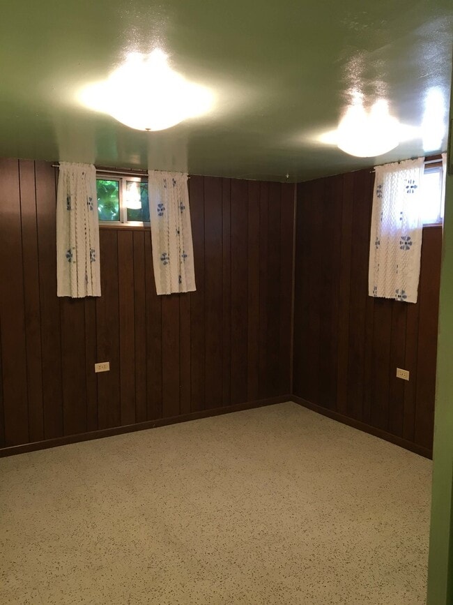 Building Photo - 4 bed - 2 bath Charming single family home...