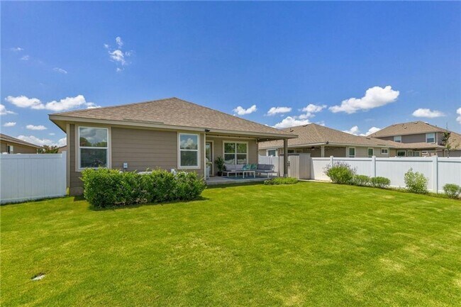 Building Photo - Spacious & Beautiful 3/BR 2/BA Home with E...