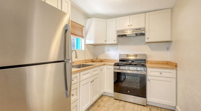 Building Photo - Completely Remodeled Home With Stunning Ri...