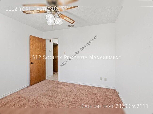 Building Photo - 1112 York Castle Dr