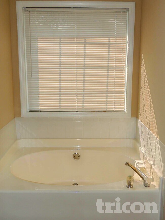 Building Photo - 8036 Harmony Lakes Dr