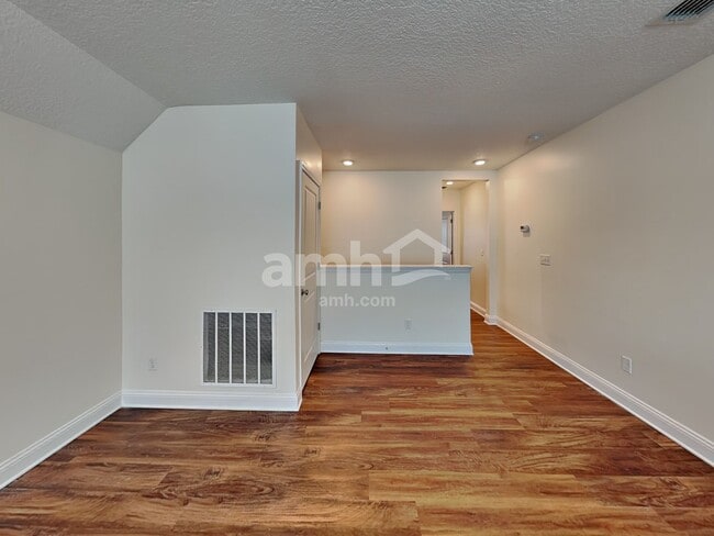 Building Photo - 3298 Roundabout Dr