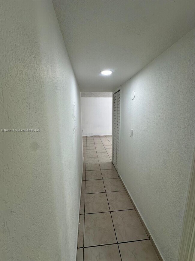 Building Photo - 606 W 81st St