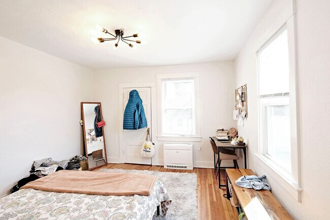 Building Photo - Charming & Updated Pet-Friendly Belmont Rental
