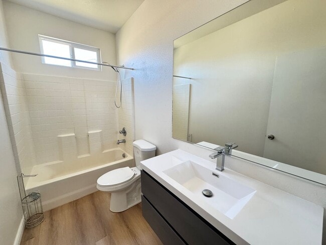 Building Photo - Gorgeous Remodeled 3+2 - $3000