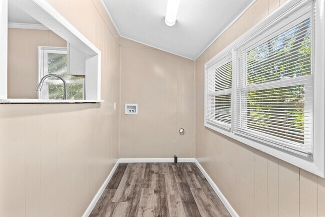 Building Photo - 1308 Columbia Rd