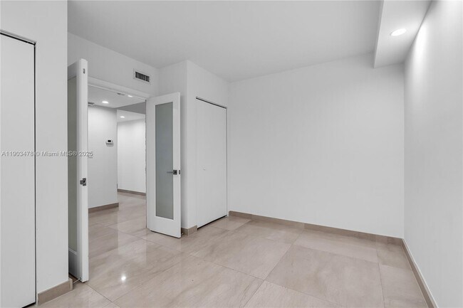 Building Photo - 141 Crandon Blvd